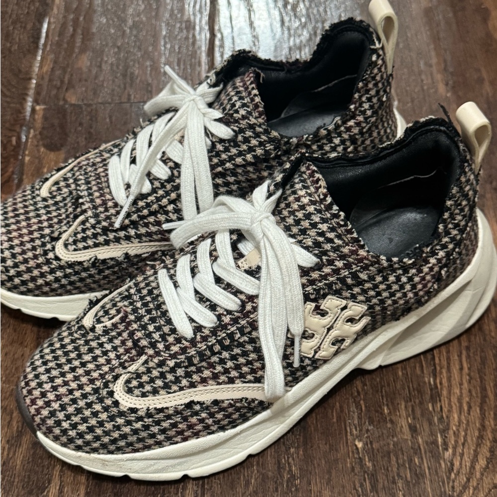 ᴛᴏʀʏ ʙᴜʀᴄʜ, ɢᴏᴏᴅ ʟᴜᴄᴋ ᴛʀᴀɪɴᴇʀs, ʜᴏᴜɴᴅsᴛᴏᴏᴛʜ ʟᴏᴡ ᴛᴏᴘ sɴᴇᴀᴋᴇʀs, 8.5 ʟɪᴋᴇ ɴᴇᴡ.